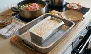 Molde listo para introducir al horno para cocinar al baño maría.