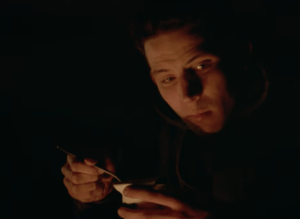 Johnny Saxby (Josh O'Connor) comiendo un Noodle Box.